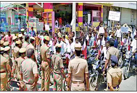 நியூட்ரினோ ஆய்வு மையத்துக்கு எதிராக மனிதநேய ஜனநாயக கட்சியினர் மோட்டார் சைக்கிள் ஊர்வலம், 28 பேர் கைது