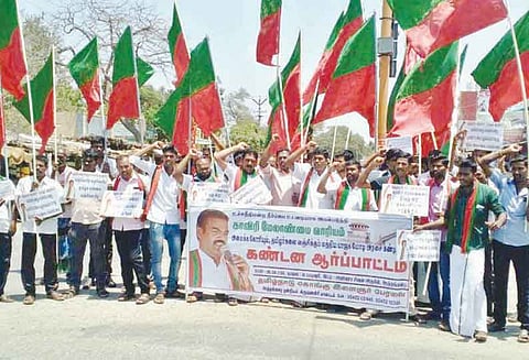 காவிரி மேலாண்மை வாரியம் அமைக்கக் கோரி தமிழ்நாடு கொங்கு இளைஞர் பேரவையினர் ஆர்ப்பாட்டம்