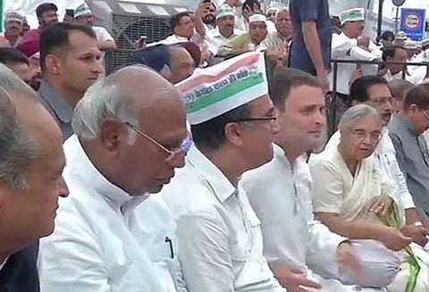 காங்கிரஸ் கட்சி நாடு முழுவதும் உண்ணா விரத போராட்டம்: டெல்லியில் ராகுல் காந்தி பங்கேற்பு