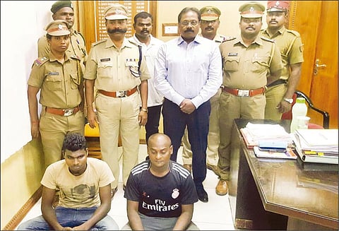 ஆம்லெட்டில் உப்பு இல்லாததால் தகராறு: மதுக்கடை பார் மீது வெடிகுண்டுகள் வீசிய 2 பேர் கைது