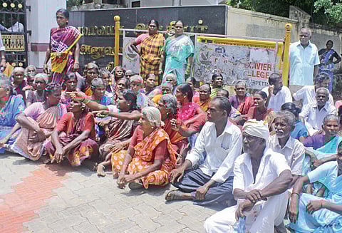 நெல்லை கலெக்டர் அலுவலகத்தில் கிராம மக்கள் தர்ணா போராட்டம்