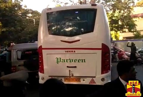 பலத்த பாதுகாப்புடன் சென்னை அணி வீரர்கள் சேப்பாக்கம் மைதானத்திற்கு வந்தனர்