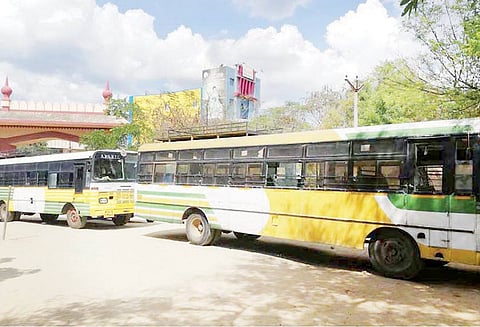 விபத்தில் உயிரிழந்தவரின் குடும்பத்திற்கு இழப்பீடு வழங்காததால் ஆந்திர மாநில 2 அரசு பஸ்கள் ஜப்தி