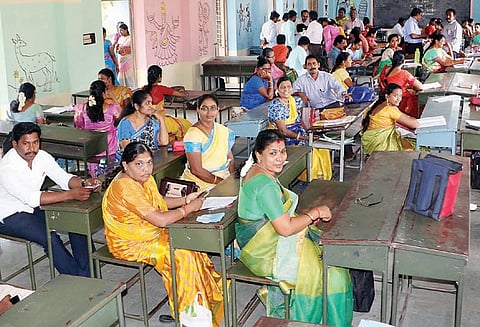 பிளஸ்–2 விடைத்தாள் திருத்தும் பணியை ஆசிரியர்கள் திடீர் புறக்கணிப்பு