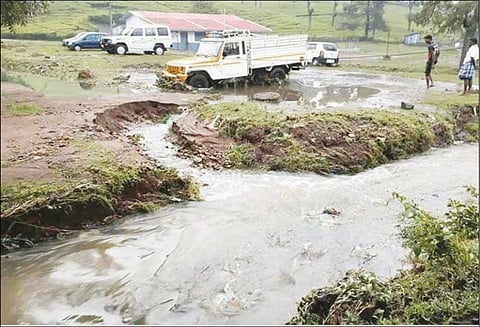 நீலகிரி மாவட்டத்தில் பலத்த மழை: வீடு, கடைகளுக்குள் வெள்ளம் புகுந்தது