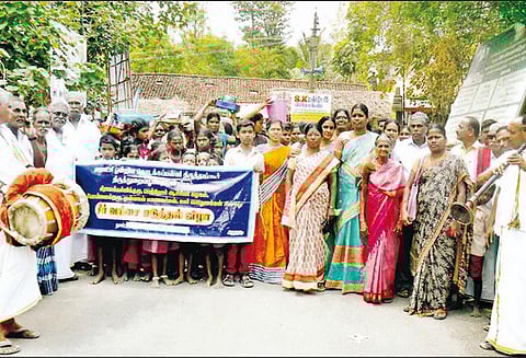 திருத்துறைப்பூண்டி அருகே அரசு பள்ளிக்கு ரூ.1 லட்சம் சீர்வரிசை பொருட்கள்