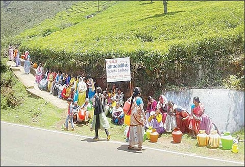 குடிநீர் வசதி செய்து தரக்கோரி காலி குடங்களுடன் பெண்கள் சாலைமறியல் செய்ய முயன்றதால் பரபரப்பு