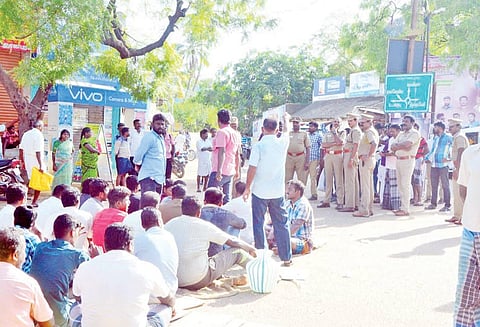 மெஞ்ஞானபுரத்தில் வியாபாரிகள் கடையடைப்பு- சாலைமறியல்