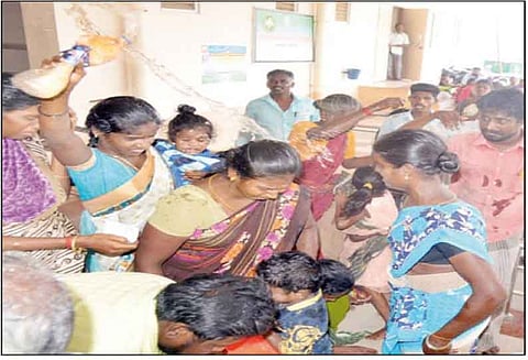 கடலூர் கலெக்டர் அலுவலகத்தில் பரபரப்பு ஒரே குடும்பத்தை சேர்ந்த 16 பேர் தீக்குளிக்க முயற்சி