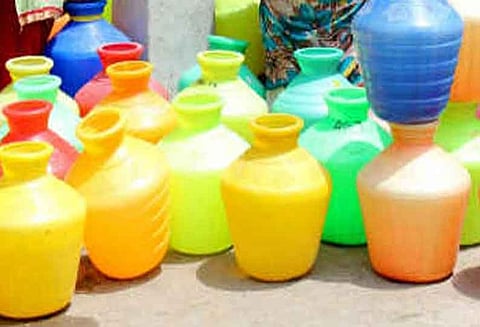 தடையின்றி குடிநீர் வினியோகம் செய்ய கோரி நகராட்சி அலுவலகத்தை காலி குடங்களுடன் பெண்கள் முற்றுகை