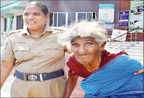 வீட்டில் வைத்திருந்த நகை-பணம் மாயம்: போலீஸ் நடவடிக்கை எடுக்காததால் மூதாட்டி தீக்குளிக்க முயற்சி