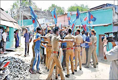பெரியகுளத்தில் உள்ள ஓ.பன்னீர்செல்வம் வீட்டை முற்றுகையிட முயற்சி