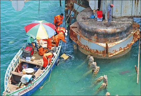 பாம்பன் ரெயில் பாலத்தில் புதிய தூக்குப்பாலம் அமைக்க தூண்களில் அதிநவீன கருவிகள் மூலம் ஆய்வு