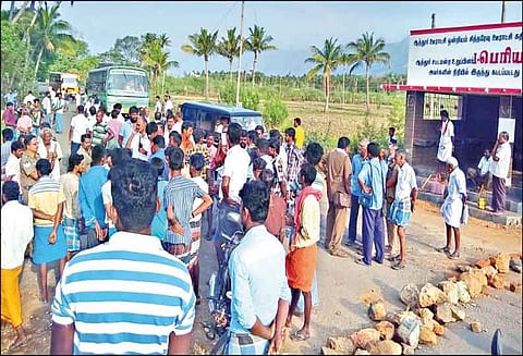 பட்டிவீரன்பட்டி அருகே விடுதலை சிறுத்தைகள் கட்சியின் சாலைமறியல்-பதற்றம்