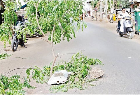 பாதாள சாக்கடை குழி மூடி உடைந்ததால் ஆட்டோ கவிழ்ந்தது; 3 பேர் காயம்
