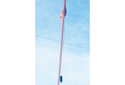 பா.ஜ.க. கொடிக்கம்பத்தில் காலணி கட்டப்பட்டு இருந்ததால் பரபரப்பு