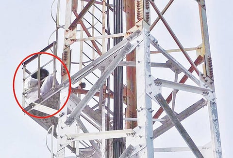 அடகு வைத்த நிலத்தை தம்பி மீட்டு தராததால் செல்போன் கோபுரத்தில் ஏறி விவசாயி தற்கொலை மிரட்டல்