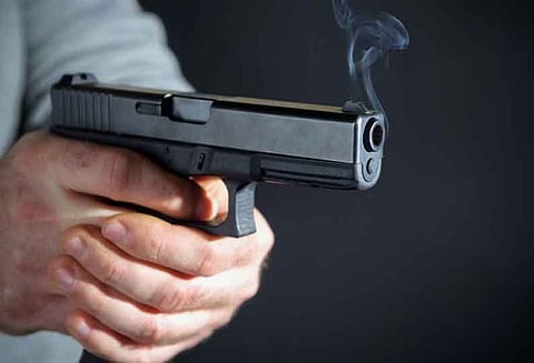 காதலுக்கு எதிர்ப்பு தெரிவித்த தந்தையை சுட்டு கொன்ற மகள்