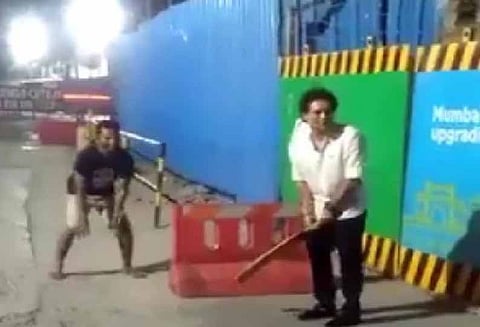 சாலை தடுப்பை ஸ்டெம்பாக்கி இளைஞர்களுடன் தெருவில் கிரிக்கெட் விளையாடிய சச்சின் தெண்டுல்கர்