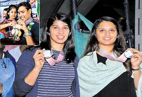 காமன்வெல்த் போட்டியில் பதக்கம் வென்று சென்னை திரும்பிய தீபிகா, ஜோஸ்னா, சரத்கமலுக்கு உற்சாக வரவேற்பு