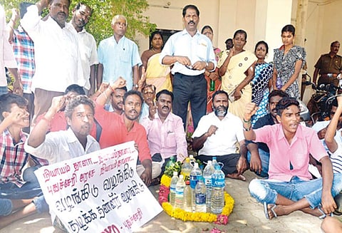 தரமான குடிநீர் வழங்கக்கோரி பொதுப்பணித்துறை அலுவலகம் முற்றுகை