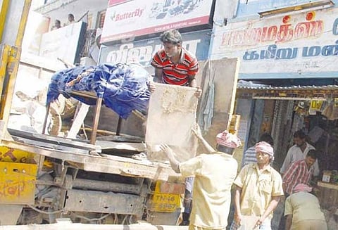 பெரம்பலூர் பாலக்கரை பகுதியில் போக்குவரத்துக்கு இடையூறாக இருந்த பதாகைகள் அகற்றம்