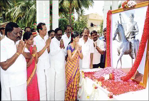 சங்ககிரியில் உள்ள நினைவுச்சின்னத்தில் தீரன் சின்னமலை உருவப்படத்திற்கு கலெக்டர் ரோகிணி மலர் தூவி மரியாதை