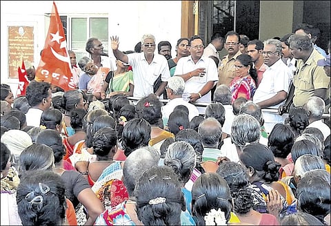 தேசிய ஊரக வேலை உறுதி திட்டத்தின் கீழ் வேலை வழங்கக்கோரி காத்திருந்து மனு கொடுக்கும் போராட்டம்