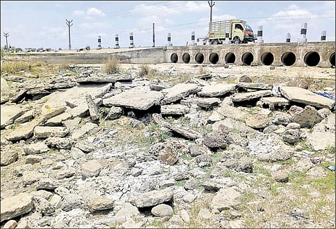 ஊத்துக்கோட்டை நகர எல்லையில் ஆரணி ஆற்று தரைப்பாலத்தை சீரமைக்க வேண்டும், பொதுமக்கள் கோரிக்கை