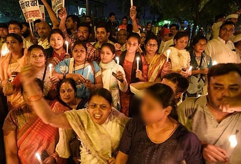 கத்துவா, உனாவ் கற்பழிப்புகளை கண்டித்து காங்கிரஸ் பேரணி; பெண் நிர்வாகிகளிடம் சில்மிஷம்