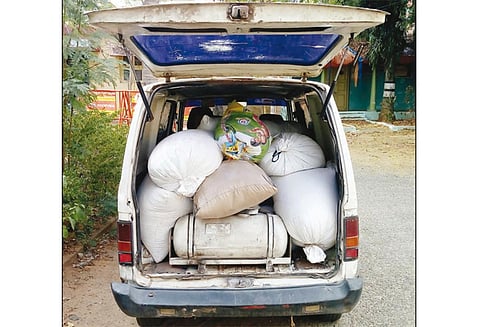 கோபியில் காரில் 1 டன் ரேஷன் அரிசி கடத்தல் டிரைவர் தப்பி ஓட்டம்