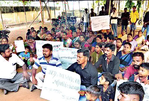 அடிப்படை வசதிகள் கோரி ஆயக்குடி பேரூராட்சி அலுவலகம் முன்பு பொதுமக்கள் தர்ணா