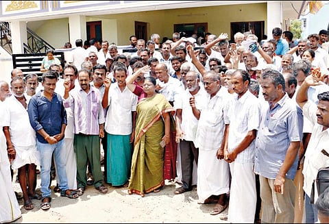 4 வழிச்சாலை அமைக்க எதிர்ப்பு: தனி அதிகாரி அலுவலகத்தை விவசாயிகள் முற்றுகை