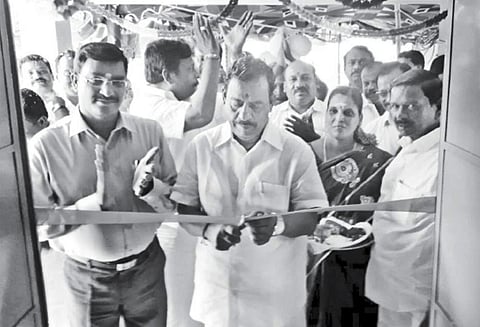 கொள்ளிடம் அருகே ரூ.12 லட்சத்தில் பள்ளி வகுப்பறை கட்டிடம் - அமைச்சர் ஓ.எஸ்.மணியன் திறந்து வைத்தார்