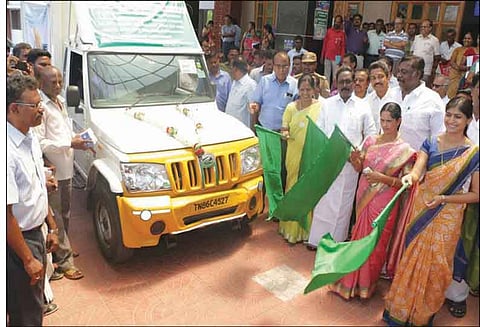 நடமாடும் வாகனம் மூலம் மானிய விலையில் எல்.இ.டி. பல்புகள் விற்பனை கலெக்டர் ரோகிணி தொடங்கி வைத்தார்