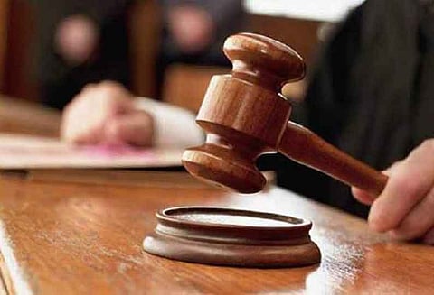 கடன் பிரச்சினையை சமாளிக்க தனது வீட்டுக்கு தீ வைத்து நாடகமாடிய தொழிலாளி மீது வழக்கு