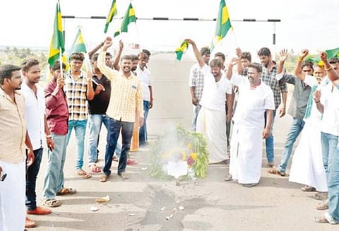 பயன்பாட்டிற்கு திறந்து விட வலியுறுத்தி ரெயில்வே மேம்பாலத்துக்கு மலர்வளையம் வைத்து போராட்டம்