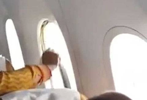 விமானத்தின் ஜன்னல் சட்டம் பெயர்ந்து விழுந்ததால் 3 பயணிகள் காயம்