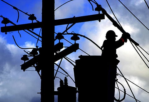 ஸ்ரீபெரும்புதூரில் தனியார் தொழிற்சாலையில் மின்சாரம் தாக்கி எலக்ட்ரீசியன் பலி பொதுமக்கள் முற்றுகை