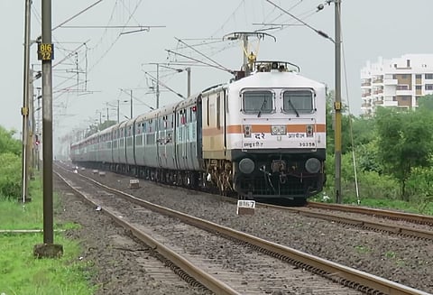 பல்லவன் ரெயில் தடம் புரண்டது: ரெயில் சேவை பாதிப்பு; பயணிகள் அவதி