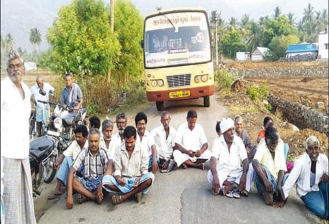 அந்தியூர் அருகே கூட்டுறவு சங்கத்தில் இறுதி வேட்பாளர் பட்டியல் ஒட்டாததால் அதிகாரி சிறைவைப்பு