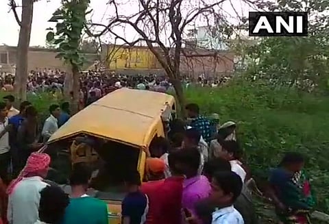 பள்ளி வேன் மீது ரயில் மோதி பயங்கர விபத்து: 11 சிறுவர்கள் பலி