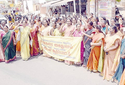 எஸ்.வி.சேகரை கைது செய்ய வலியுறுத்தி ஆர்ப்பாட்டம் அனைத்து மகளிர் அமைப்புகள் சார்பில் நடந்தது