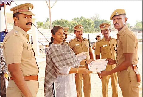 குரங்கணி காட்டுத்தீயில் சிக்கியவர்களை மீட்ட 240 போலீசாருக்கு பாராட்டு சான்றிதழ்: கலெக்டர் வழங்கினார்