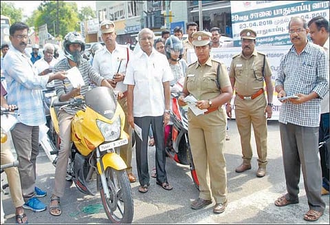 சாலை விதிகளை கடைபிடித்து பொள்ளாச்சியை விபத்தில்லா நகரமாக மாற்ற வேண்டும், வட்டார போக்குவரத்து துறை அதிகாரிகள் வலியுறுத்தல்