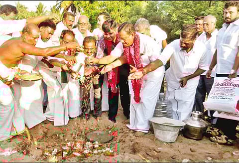 துப்புரவு தொழிலாளர்களுக்கு ரூ.2 கோடியில் தொகுப்பு வீடு கட்டும் பணி