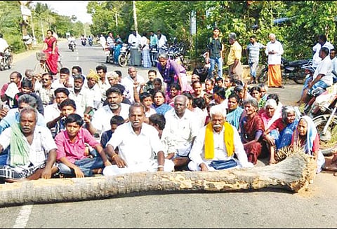 திருச்சிற்றம்பலம் அருகே போலீசாரை கண்டித்து கிராம மக்கள் சாலைமறியல்