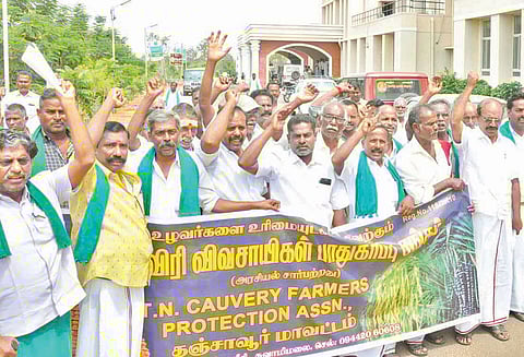 தஞ்சை கலெக்டர் அலுவலகத்தில் விவசாயிகள் ஆர்ப்பாட்டம்