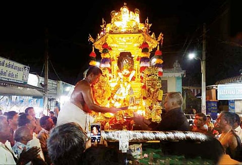 மண்டைக்காடு பகவதி அம்மன் கோவிலில் ஒப்படைக்கப்படும் தங்க ரதத்துக்கு கன்னியாகுமரி கோவிலில் சிறப்பு பூஜை