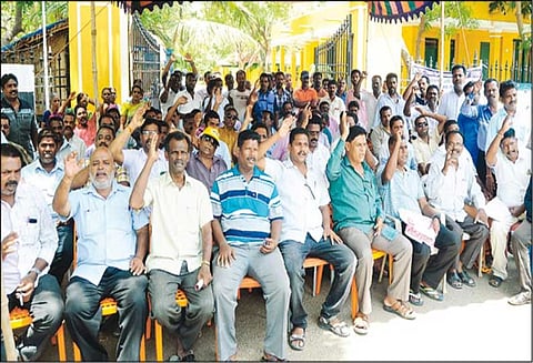 சுண்ணாம்பாறு படகு குழாம் ஊழியர்கள் பணியை புறக்கணித்து போராட்டம்